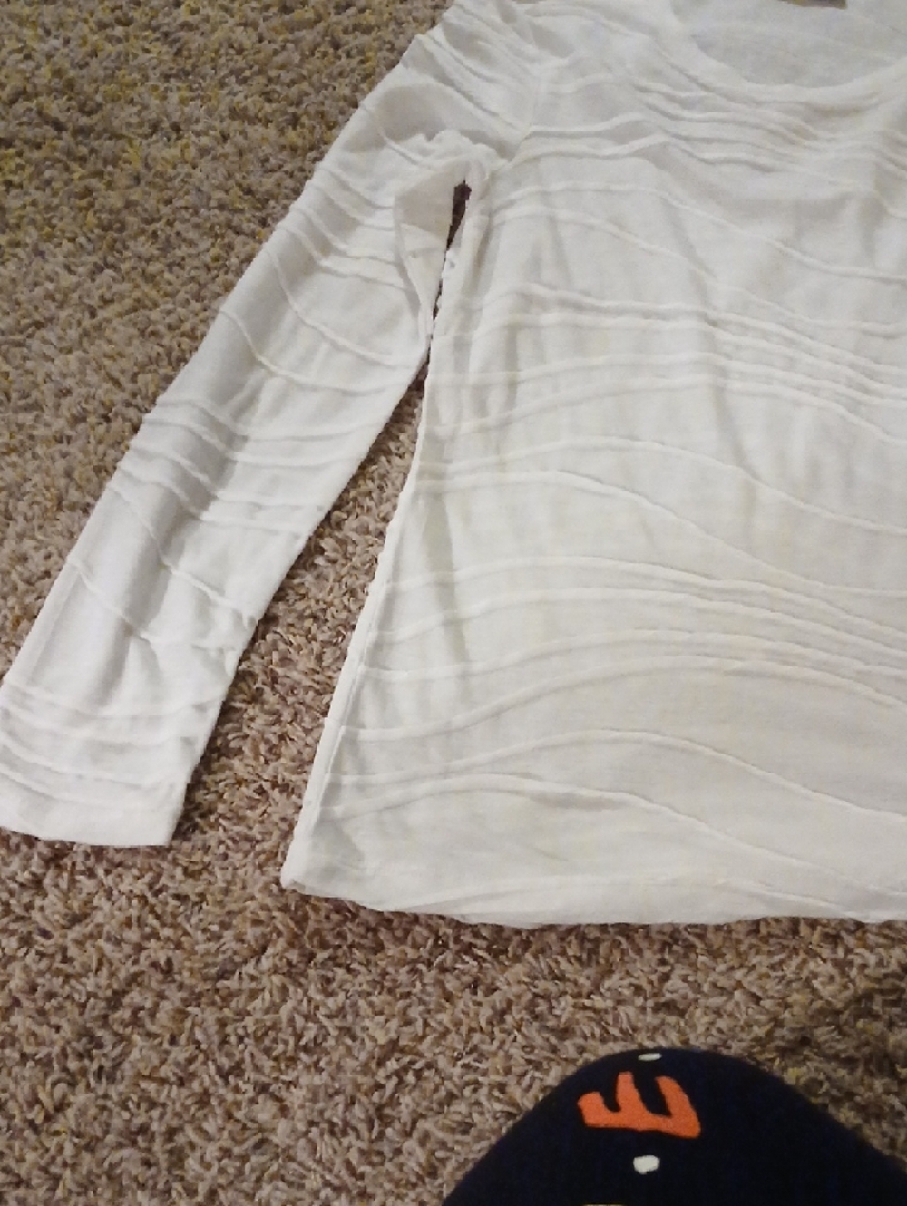 Vera Wang Cream Wave-Textured Long Sleeve Top - Picture 2 of 7